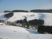 Blick nach S�den �ber Dischenhof und Salpeterhof (links) zu Dischenh�usle hoch zur R�merstrasse am Zwerisberg 18.3.2006