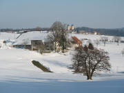 Tele-Blick nach Osten �ber den Fallerhof auf St. M�rgen am 18.3.2006 um 16 Uhr
