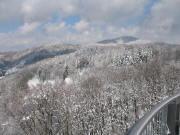 Blick vom Schlossbergturm am 5.3.2006 nach Osten zum Ro�kopf mit Windr�dern