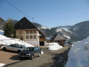 Blick nach Osten in Hasbach zum Hasbachhof  und Kenk-Hof (hinten) am 20.3.2006