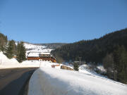 Blick von der von Steinwasen kommenden Strasse nach Westen hoch zu Hofsgrund am 20.3.2006