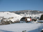 Blick nach Norden über die Skischule Schauinsland (Nr. 35) zu Hofsgrund und zum Schauinsland am 20.3.2006