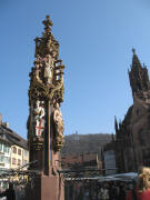 Blick nach Osten �ber den Brunnen an der Nordseite des M�nsters hoch zum Schlo�bergturm am 18.3.2006