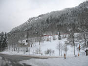 Blick nach Nordwesten zu Oswad-Kapelle (links) und Bahnhof Posthalde am 7.3.2006
