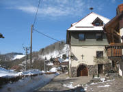 Blick nach Westen zum ehem. Schulhaus S�gendobel mit der Kapelle im Erdgeschoss am 15.3.2006