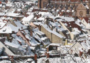 Tele-Blick vom Greiffenegg �ber die schneebedeckten Altstadtd�cher am 5.3.2006