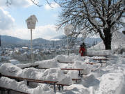 Blick nach Südwesten über die verschneite Greiffenegg-Terrasse zum Loretto- und Schönberg am 5.3.2006
