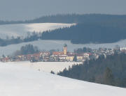 Tele-Blick von der Spirzenstrasse bei Abzweig Steig nach Norden auf St.M�rgen am 15.3.2006