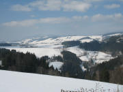 Tele-Blick vom Steighof nach Nordwesten �ber Schweigbrunnen und Wagensteigtal zum Zweriberg bis hin zum Kandel am 15.3.2006