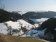 Blick vom Hagenhaus zwischen Kussenhof und Scheuerhaldenhof nach S�dosten zu Moosb�hlhof (links), L�wen (rechts) im Wagensteigtal hoch zum Steigweg mit Steighof (links oben)  am 18.3.2006