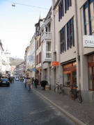 Blick nach Osten in der Gerberau zum Schlo�bergturm am 18.3.2006 - Weltladen rechts rot bei Fahrr�dern