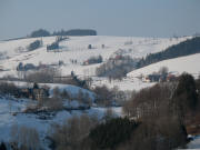 Tele-Blick von der R�merstrasse am Zwerisberg nach Westen zu Hulochhof (links), Kreuzhof (rechts) hoch zum Schmittenbach am 18.3.2006