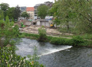 Blick nach Nordwesten �ber die Dreisam zur Dreisamcafe-Baustelle am 11.5.2006