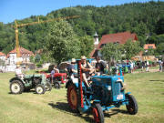 Am 16.7.2006 um 11 Uhr fahren die Traktoren in Ebnet ein