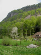 Blick nach Nordwesten �bers Gemsenhaus hoch zum Scheibenfelsen am 5.5.2006