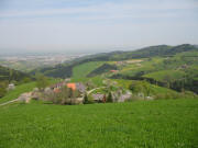 Blick vom Jockelehof nach Nordwesten über den Hanspeterhof auf Freiburg am 3.5.2006