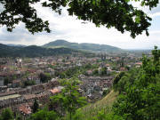 Blick nach Westen �ber die Weinst�cke der Burghalde bis zum Sch�nberg am 19.5.2006