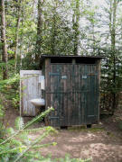 Im Wald beim Pfeiferbergsattel: Luxus-WC mit fließendem Quellwasser