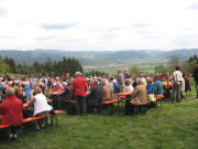 Blick nach Nordosten - Hock des Schwarzwaldvereins am Pfeiferberg 1.5.2006
