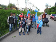 Klasse 2b mit Nora (8 Monate) bei der Dorfputzete am 19.5.2006 im Giersbergweg