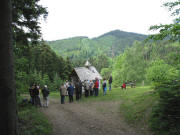 Blick nach Nordwesten zur Schlangenkapelle am 21.5.2006 um 14 Uhr - die Maiandacht beginnt