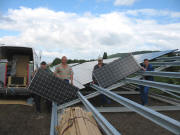 Team der Fa Stromenger mit zwei Solarmodulen am 19.5.2006
