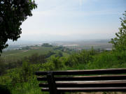 Blick vom Berg nach Osten �ber Munzingen und die Folien-Beete