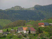 Tele-Blick nach Osten über Weberhof und Wehrlebauernhof (rechts) und Zastler hoch zum Häusleberg am 5.5.2006