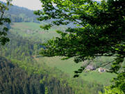 Tele-Blick vom Jockelesh�usle nach S�den �bers Zastlertal zu Antoniush�usle (links) und Burkhartshof am 11.5.2006