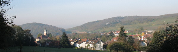 Blick vom Oberdorf nach Westen über Bollschweil zum Ölberg. Kuckucksbad und Steinberg (von links) am 10.11.2006