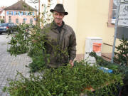 Egon Linder vom Gutmannhof in Kappel mit Mispelzweigen am 25.11.2006 auf dem Littenweilermer Markt