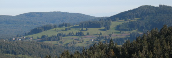 Tele-Blick vom Rinken nach Osten auf B�rental am 9.10.2006 - vorne Stra�e zum Feldberg, rechts oben Zweiseenblick