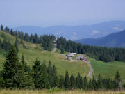 Blick nach Nordwesten über Baldenweger Hütte und Naturfreundehaus zu den Windrädern am Roßkopf am 27.7.2006 