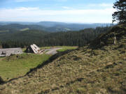 Blick nach Nordosten über die Baldenweger Hütte zum Hochfirst über Titisee am 9.10.2006