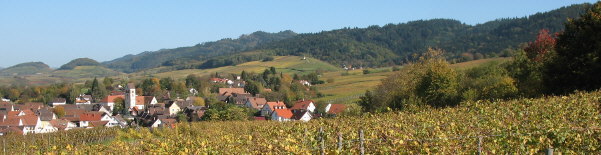 Tele-Blick nach Norden über Britzingen nach Muggarth (rechts) und Kastelberg (links) am 26.10.2006