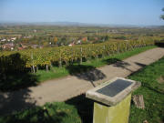 Blick von der H�tte am Weinlehrpfad nach Nordwesten zu Laufen (rechts), G�tigkeim (Mitte) und Britzingen