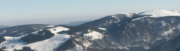 Blick nach Osten übers St. Wilhelmer Tal zu Tote Mann mit Stollenbacher Weide (links), Hüttenwasen (Mitte) und Feldberg-Gipfel (rechts)