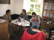 Im Café am 5.10.2006: Rudi Kynast und Noriaki Ikeda von der Holzkette Schwarzwald