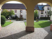 Blick nach S�den in den Klosterhof St.M�rgen am 5.10.2006