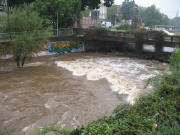 lick nach Südwesten zur Schwabentorbrücke am 18.9.2006: Hochwasser über Fahrradweg und Graffiti