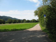 Blick nach Westen kurz vor dem Golfplatz am 2.9.2006: Geradeaus auf dem "Krüttweg alt" (ungeteert) oder links auf "Krüttweg neu" um den Golfplatz herum zur B31-Überführung (geteert)