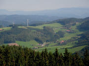 Tele-Blick nach Süden zu den Freiamter Windrädern auf dem Schillinger Berg