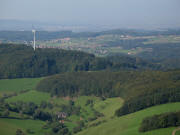 Tele-Blick vom Hünersedelturm nach Nordwesten zum Raubühl (mit Windrad) beim Pflingsteck am 12.9.2006