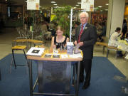 Dieter Lechler mit Goldschmiedin - Besucher  k�nnen Schmuck mit M�nsterturm-Motiven live erleben