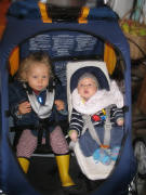 Im Fahrradanh�nger am 18.9.2006: Mara 18 Monate und Teo 2 Monate