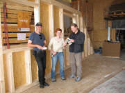 Bauherren und Architekt (rechts) des Gallihofs in der R�nke am 24.9.06