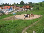 Blick nach Westen �ber den Reitplatz am Sonntag um 11 Uhr