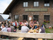 St.Wilhelmer H�tte am Feldberg am 10.12.2004 - kaum Platz mehr auf der sch�nen Terrasse