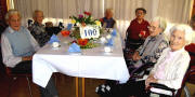 6 Hundertjährige an einem Tisch im Frühjahr 2007