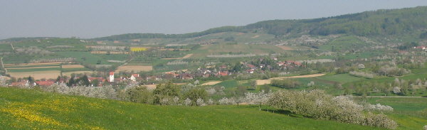 Tele-Blick von St.Johannis Breite nach Nordwesten ins Eggenertal auf Obereggenen und Schallsingen (rechts) am 17.4.2007